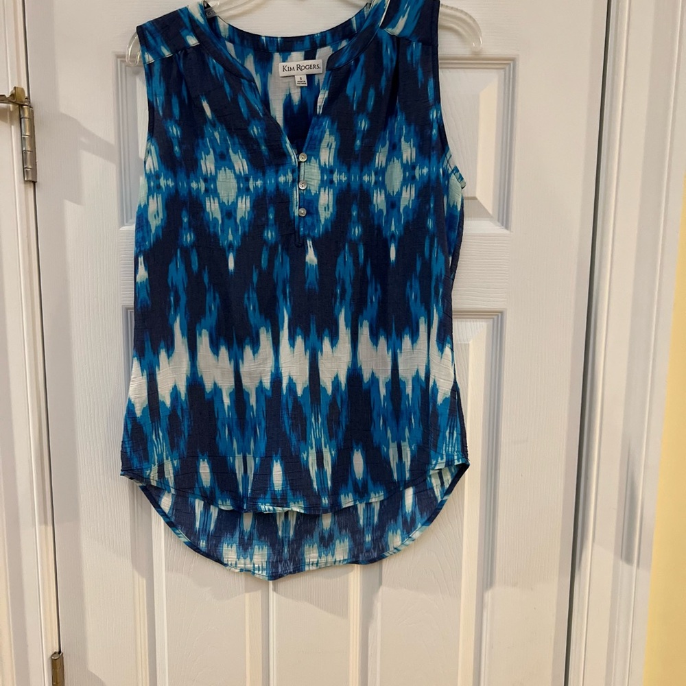 Ladies Size Small "Kim Rogers" Blue and White Sleeveless Blouse GUC ❤️